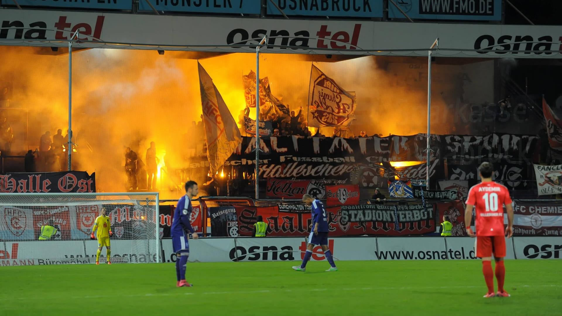 Die Bengalos waren nur der Auftakt der Krawalle beim Spiel Osnabrück gegen Halle.