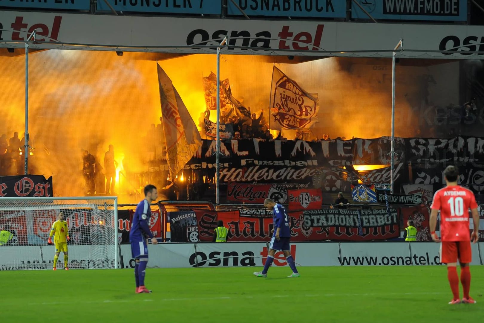 Die Bengalos waren nur der Auftakt der Krawalle beim Spiel Osnabrück gegen Halle.