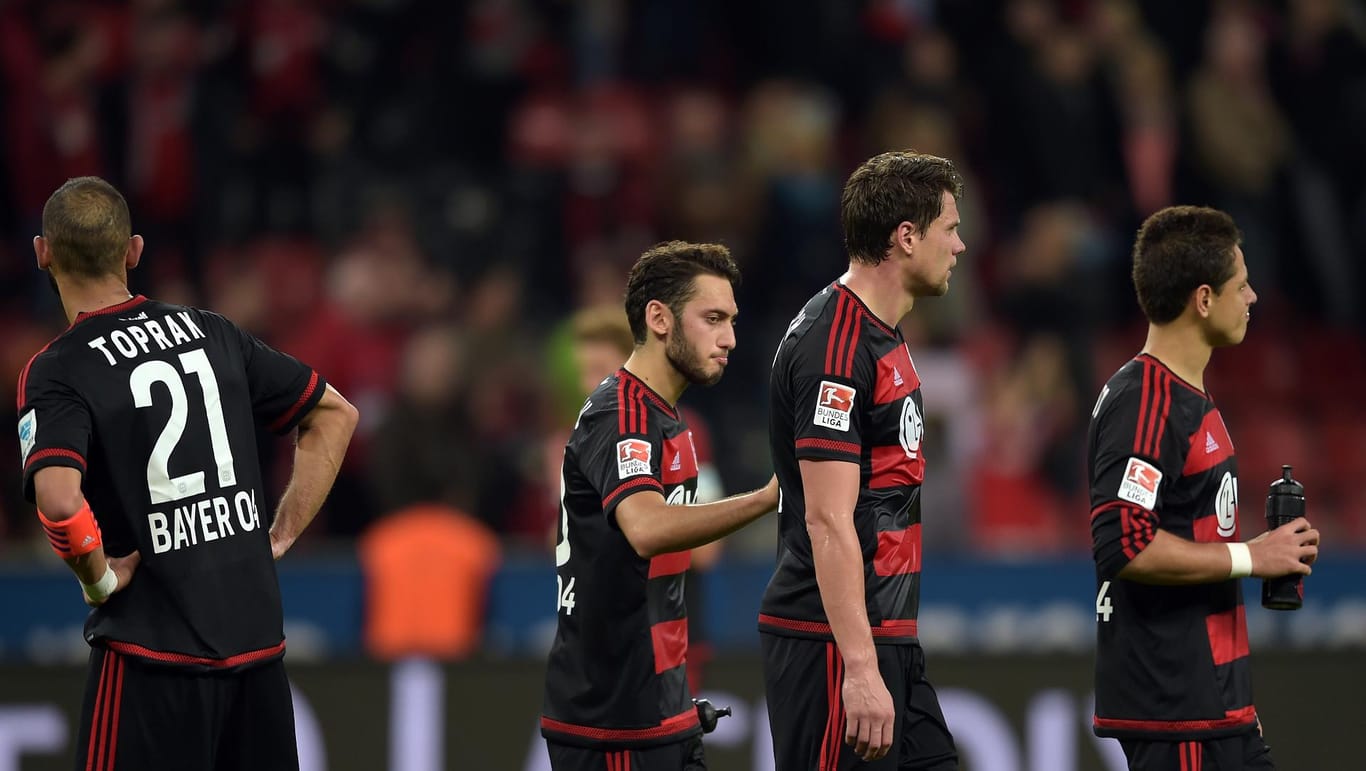 Die Spieler von Bayer Leverkusen verlassen nach der Pleite gegen den 1. FC Köln mit hängenden Köpfen den Platz.