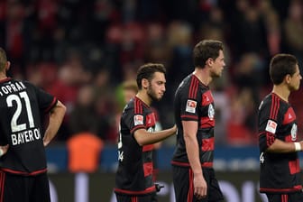 Die Spieler von Bayer Leverkusen verlassen nach der Pleite gegen den 1. FC Köln mit hängenden Köpfen den Platz.