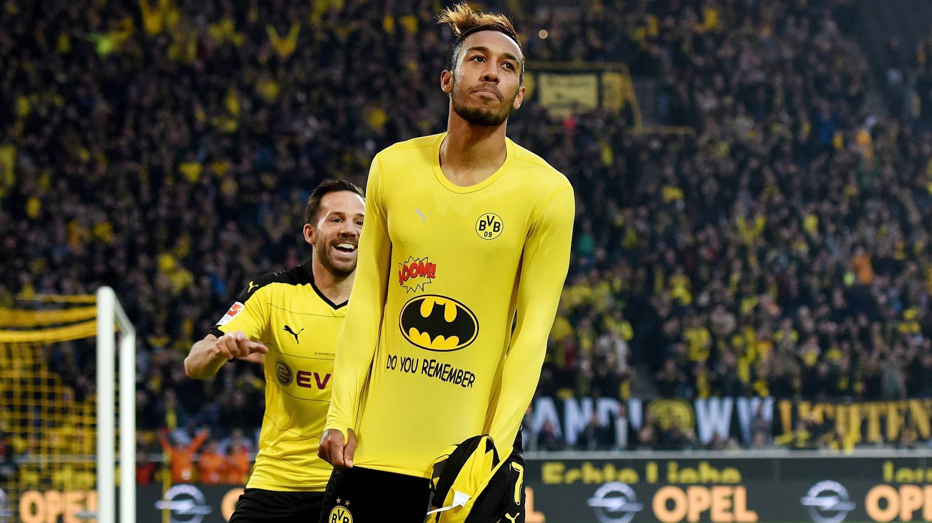 Nach seinem Treffer zum 3:1 zieht BVB-Stürmer Pierre-Emerick Aubameyang sein Trikot aus und präsentiert ein Batman-T-Shirt mit dem Aufdruck "Do you remember". Nach seinem Treffer zum 3:1 zieht BVB-Stürmer Pierre-Emerick Aubameyang sein Trikot aus und präsentiert ein Batman-T-Shirt mit dem Aufdruck "Do you remember".