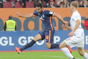 Claudio Pizarro trifft zur Führung gegen den FC Augsburg.