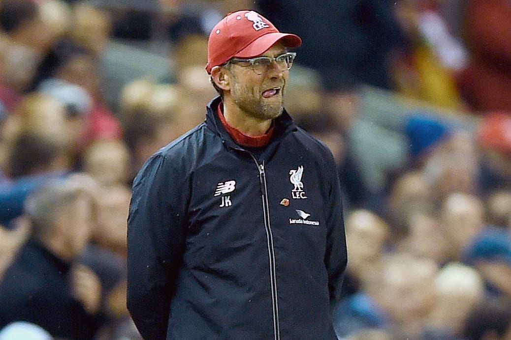 Besorgter Blick auf die Ränge: Liverpool-Coach Jürgen Klopp machte die Fan-Flucht zu schaffen.