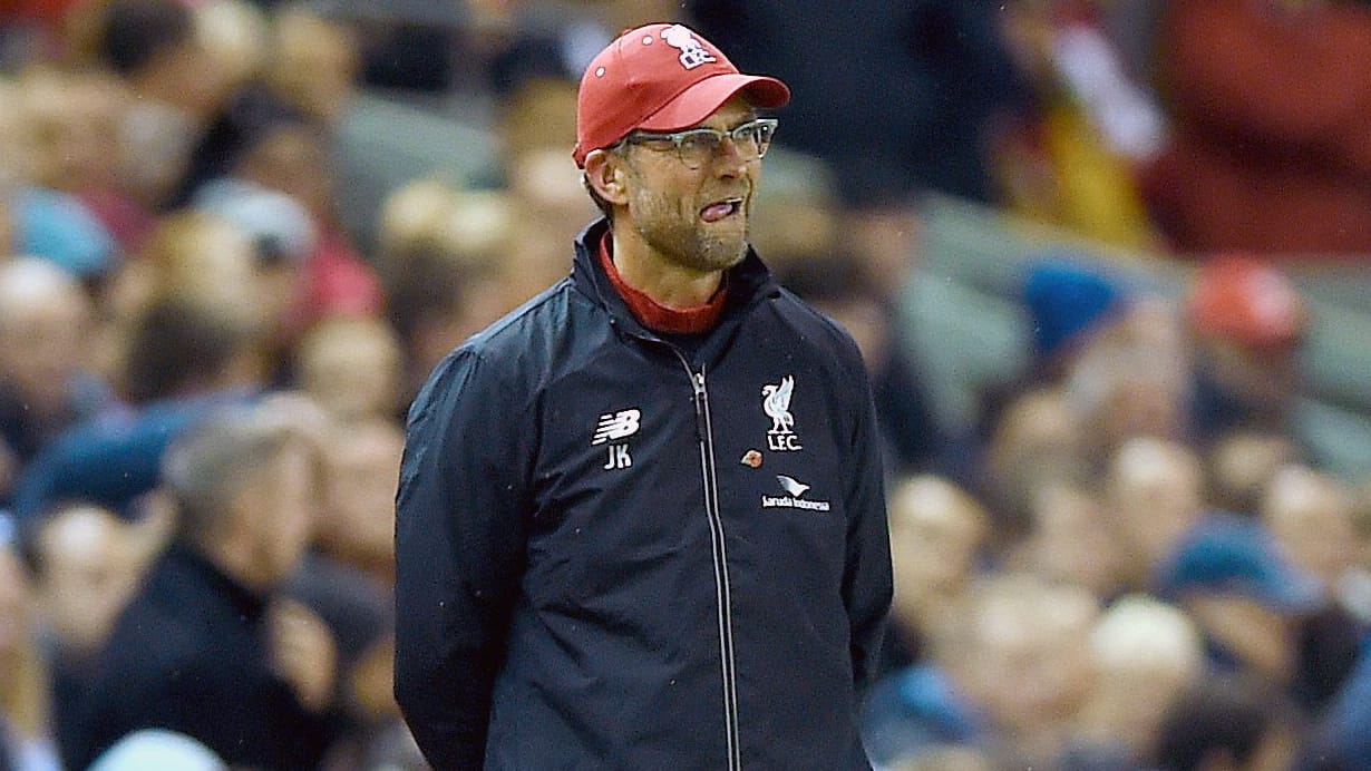 Besorgter Blick auf die Ränge: Liverpool-Coach Jürgen Klopp machte die Fan-Flucht zu schaffen. Besorgter Blick auf die Ränge: Liverpool-Coach Jürgen Klopp machte die Fan-Flucht zu schaffen.