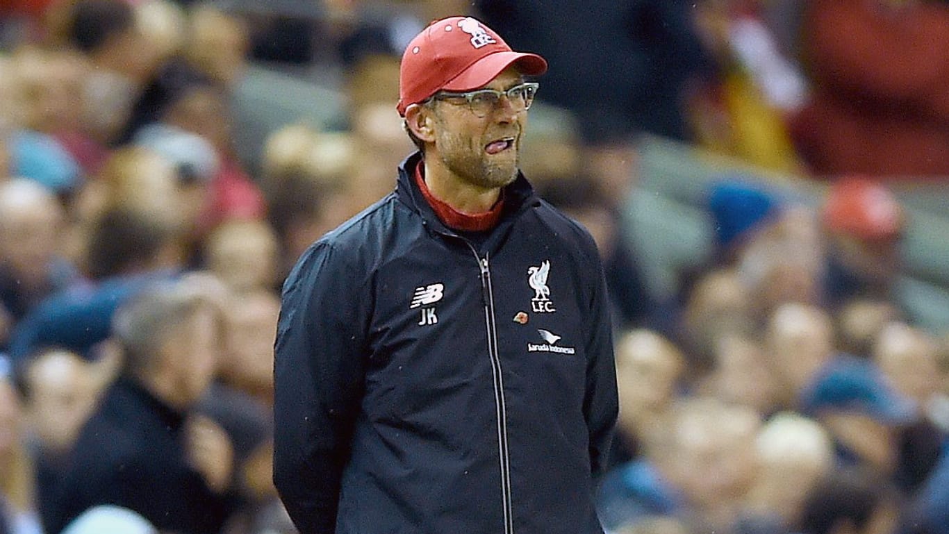 Besorgter Blick auf die Ränge: Liverpool-Coach Jürgen Klopp machte die Fan-Flucht zu schaffen.