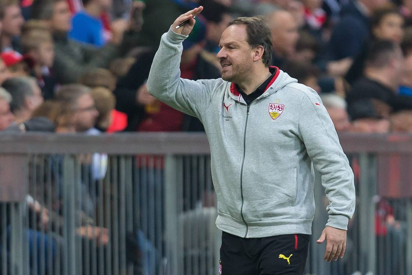 Stuttgarts Trainer Alexander Zorniger ist bedient.