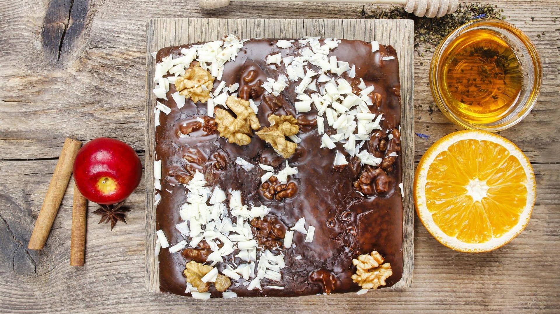 Sie können Ihren Honigkuchen nach Belieben mit Walnüssen, Mandeln oder Schokoladenflocken dekorieren.