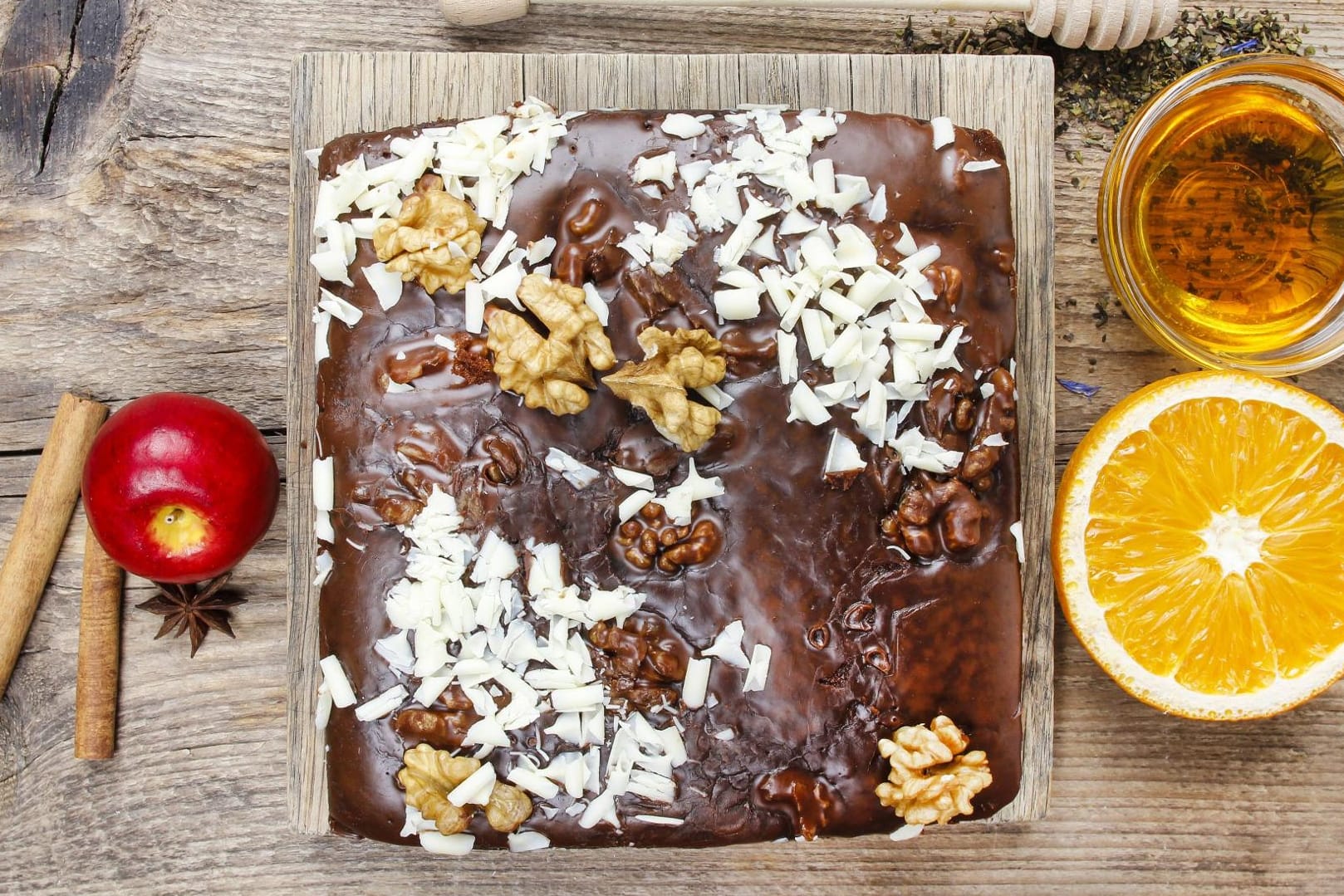 Sie können Ihren Honigkuchen nach Belieben mit Walnüssen, Mandeln oder Schokoladenflocken dekorieren.