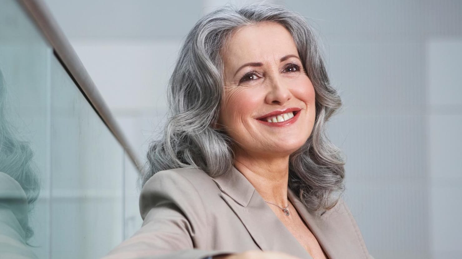 Schulterlange Wellen in Silber-Grau: Dieser Look sieht an reifen Frauen besonders edel aus.