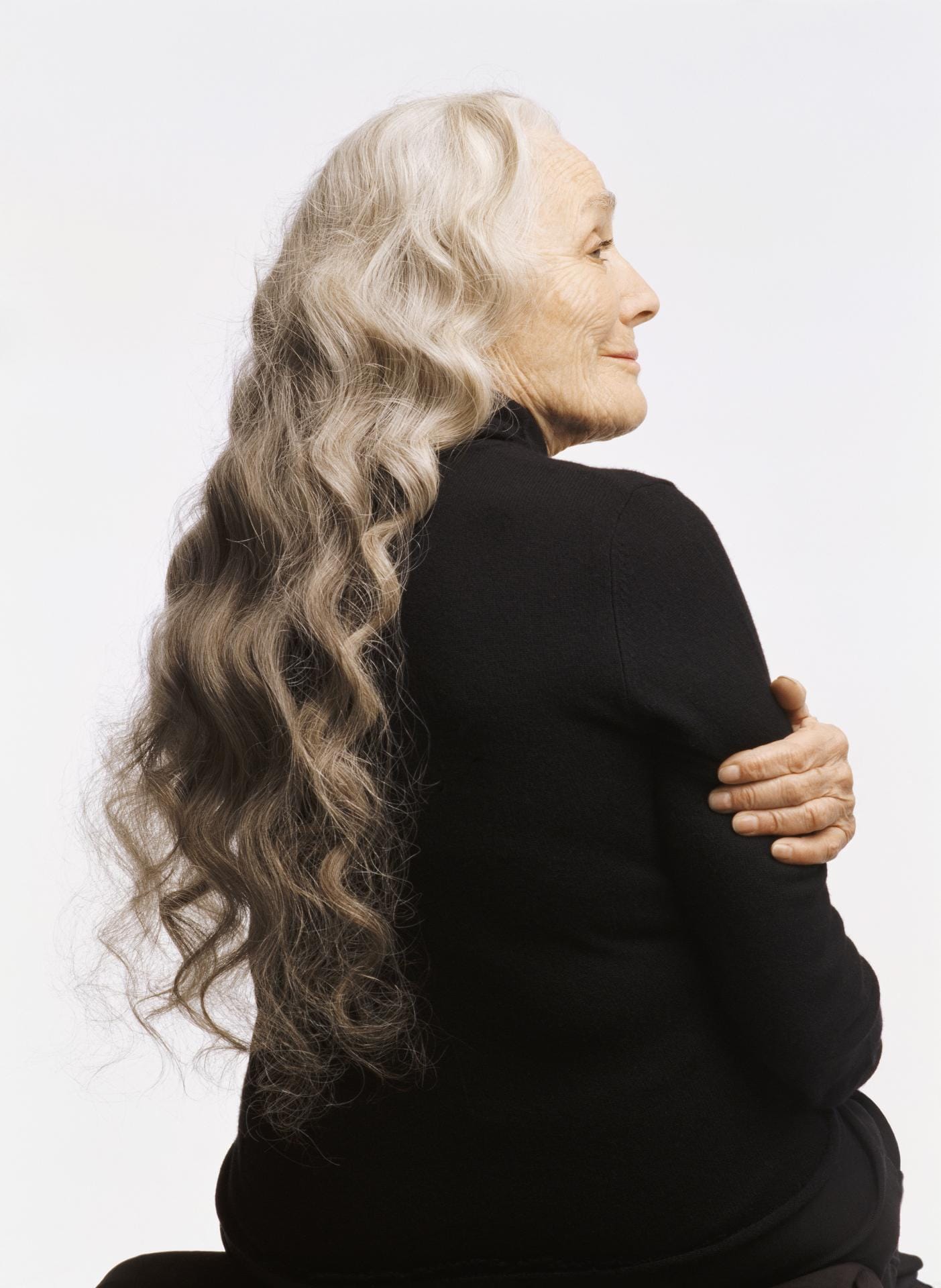 Lange, gelockte Haare stehen nicht nur jungen Frauen. Wichtig ist, der Frisur im reifen Alter einen modernen Touch zu verleihen, wie mit einer Färbung im Hombré-Stil.