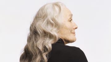 Lange, gelockte Haare stehen nicht nur jungen Frauen. Wichtig ist, der Frisur im reifen Alter einen modernen Touch zu verleihen, wie mit einer Färbung im Hombré-Stil.
