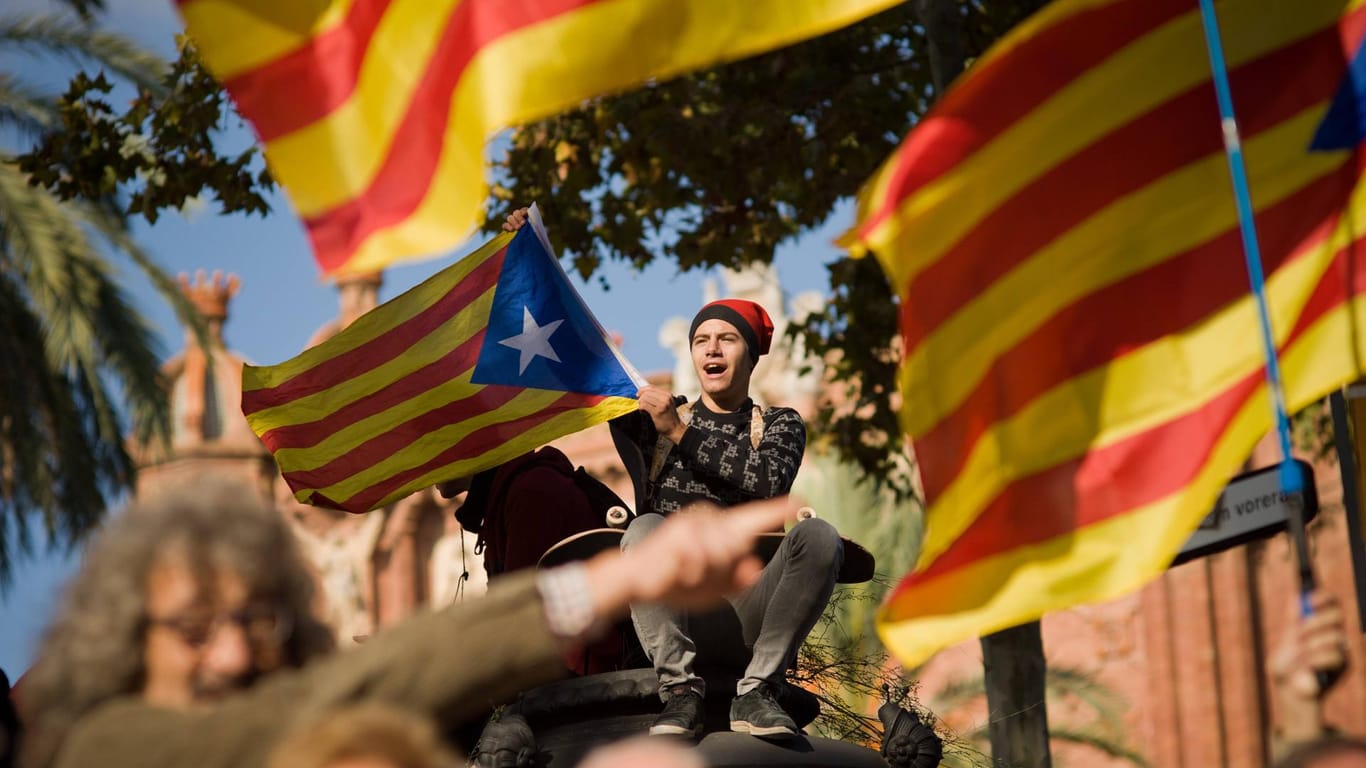 Katalanen demonstrieren für ihre Unabhängigkeit.