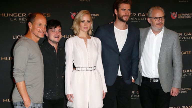 Woody Harrelson, Josh Hutcherson, Jennifer Lawrence, Liam Hemsworth und Regisseur Francis Lawrence beim Fototermin in Paris.