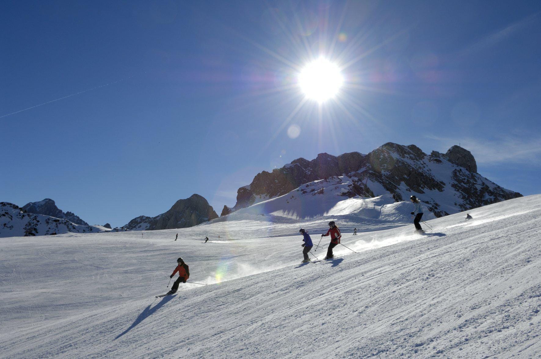 Im Allgäu zwischen Füssen und Oberammergau gibt es die "KönigsCard". Sie berechtigt täglich zu drei Stunden kostenlosem Skifahren.