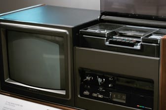 Mit dem SL-6200 X-1 brachte Sony 1975 den ersten Betamax-Rekorder mit integriertem Fernseher auf den Markt.
