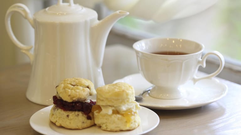 Lecker zum Tee: Marmelade und Frischkäse passen gut zu Scones.
