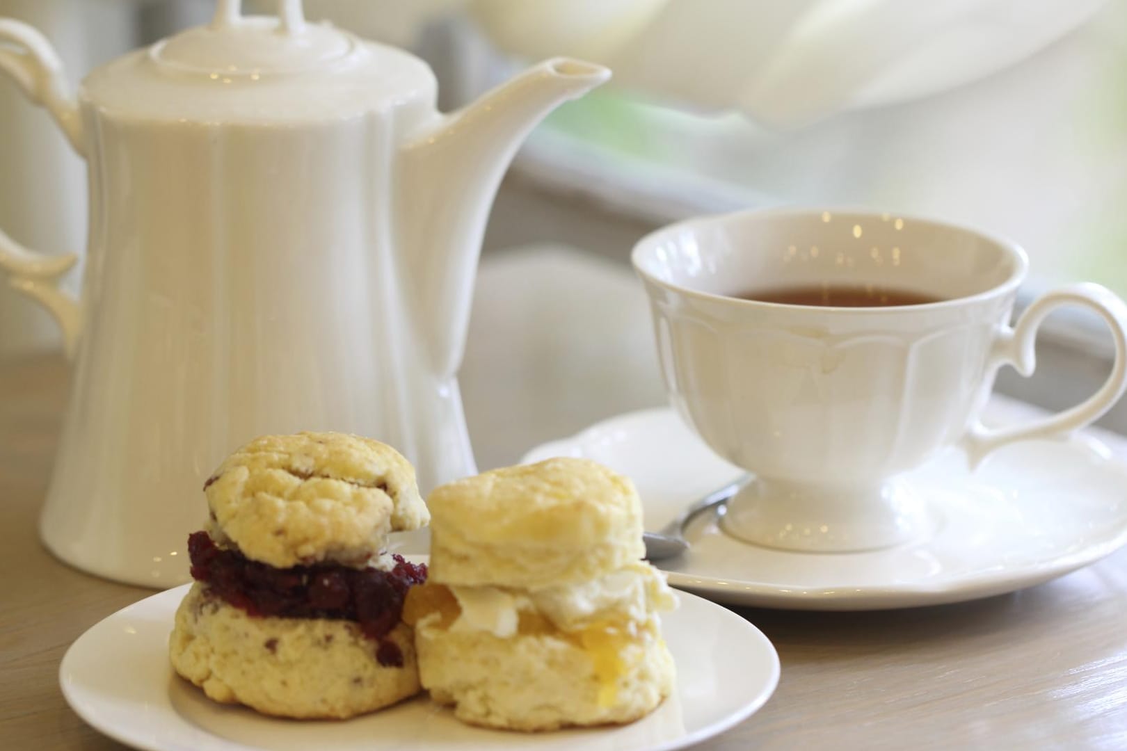 Lecker zum Tee: Marmelade und Frischkäse passen gut zu Scones.