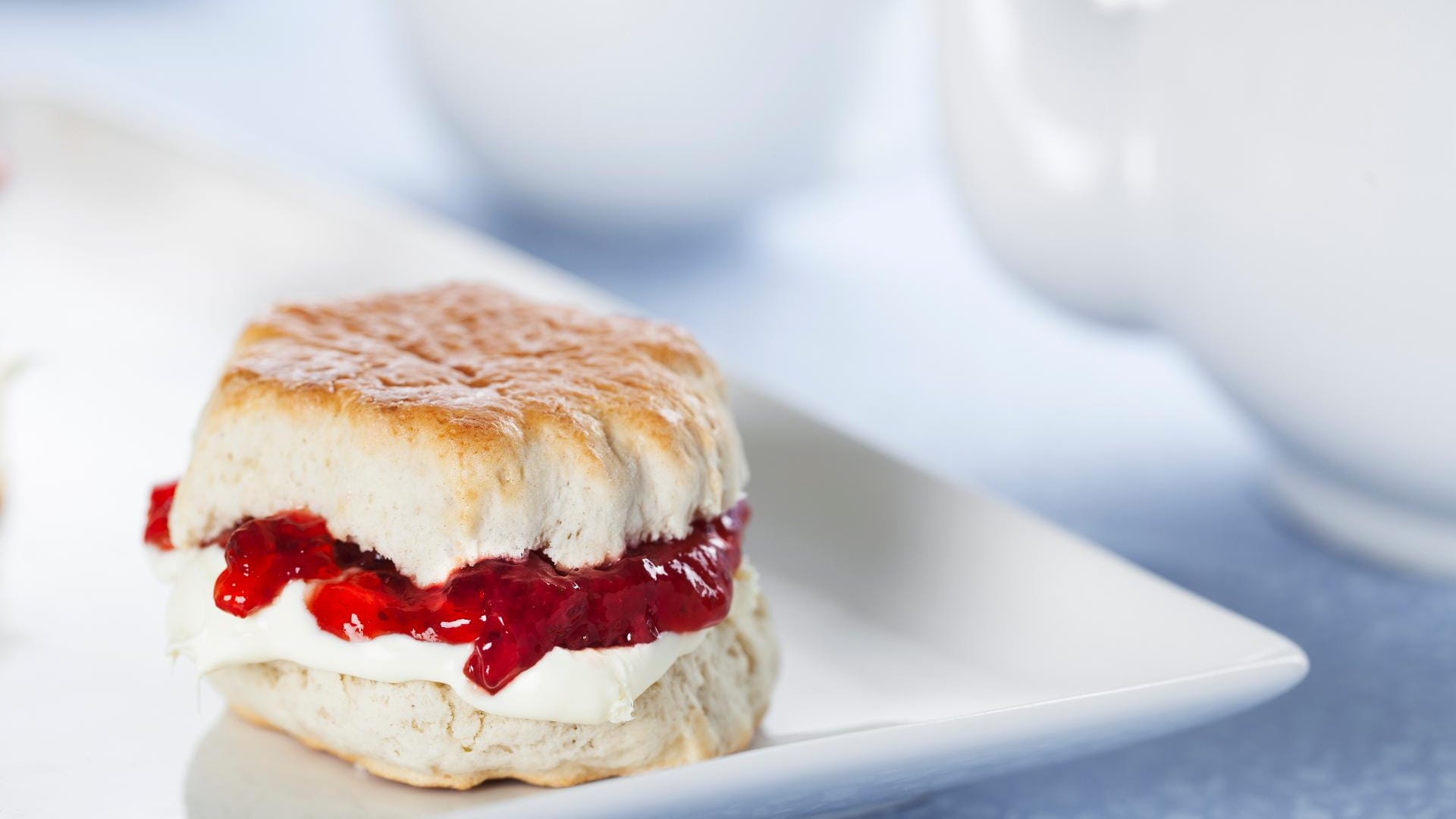 Scones mit Clotted Cream und Marmelade sind ein britischer Klassiker.