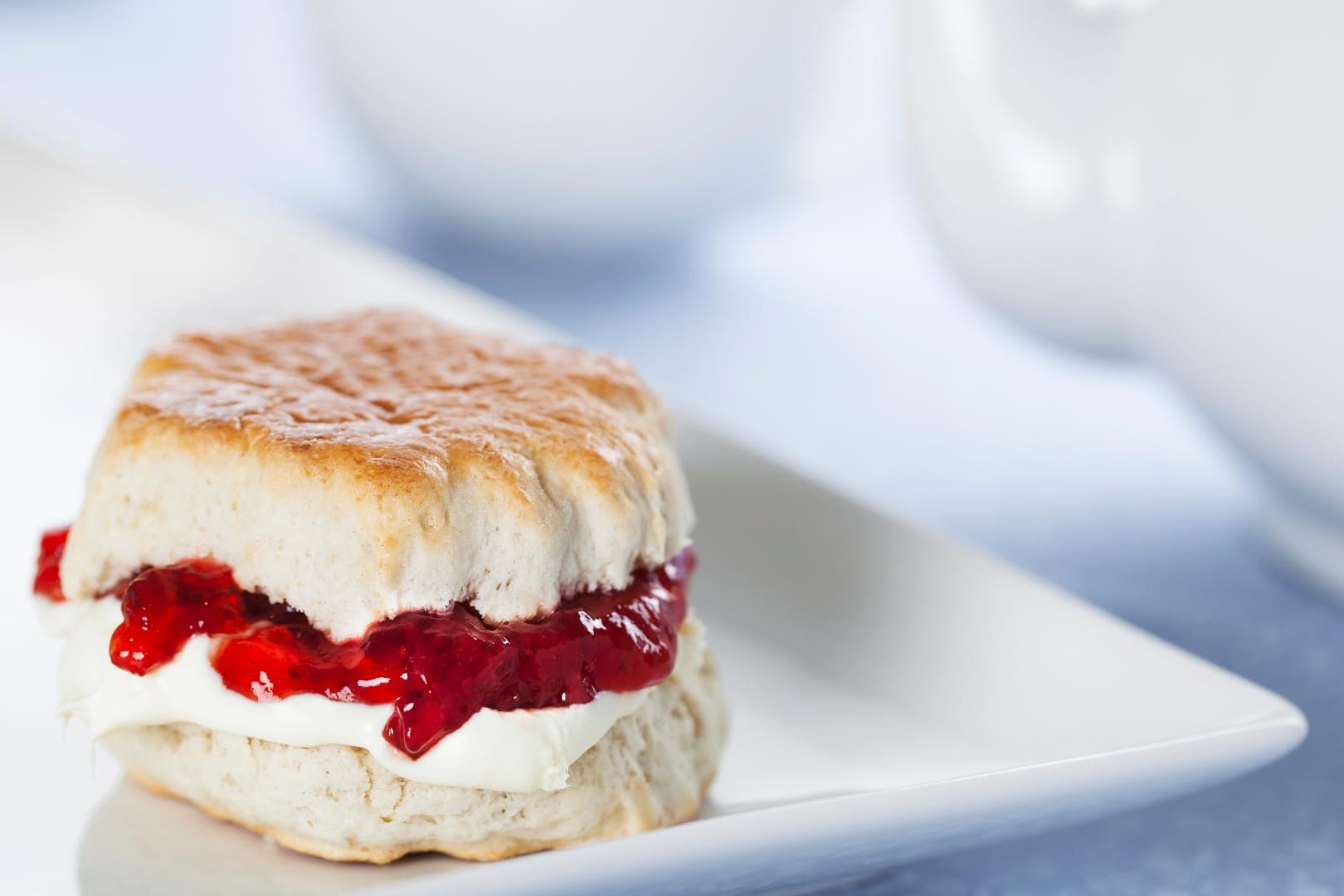 Scones mit Clotted Cream und Marmelade sind ein britischer Klassiker.