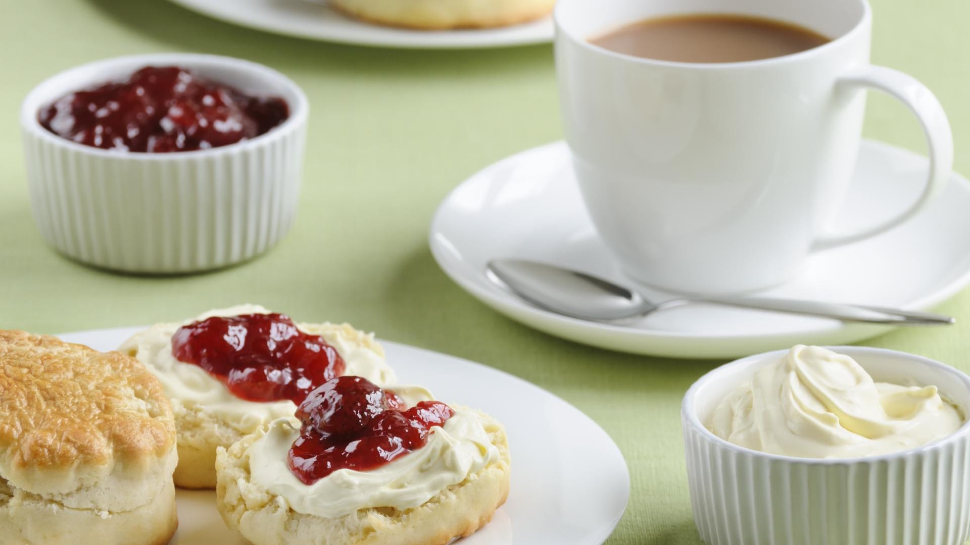 Tee mit Milch und Scones: Cream Tea in England.