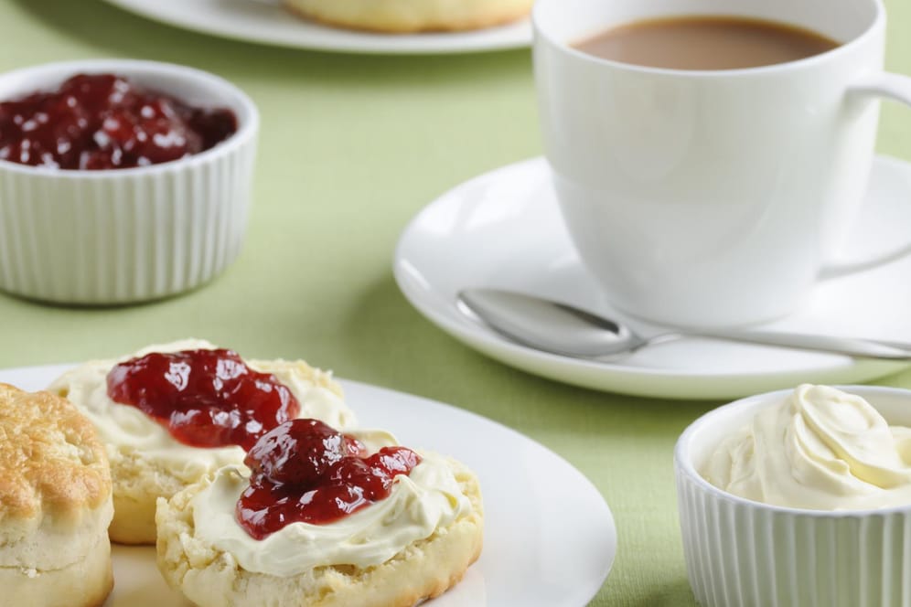 Tee mit Milch und Scones: Cream Tea in England.