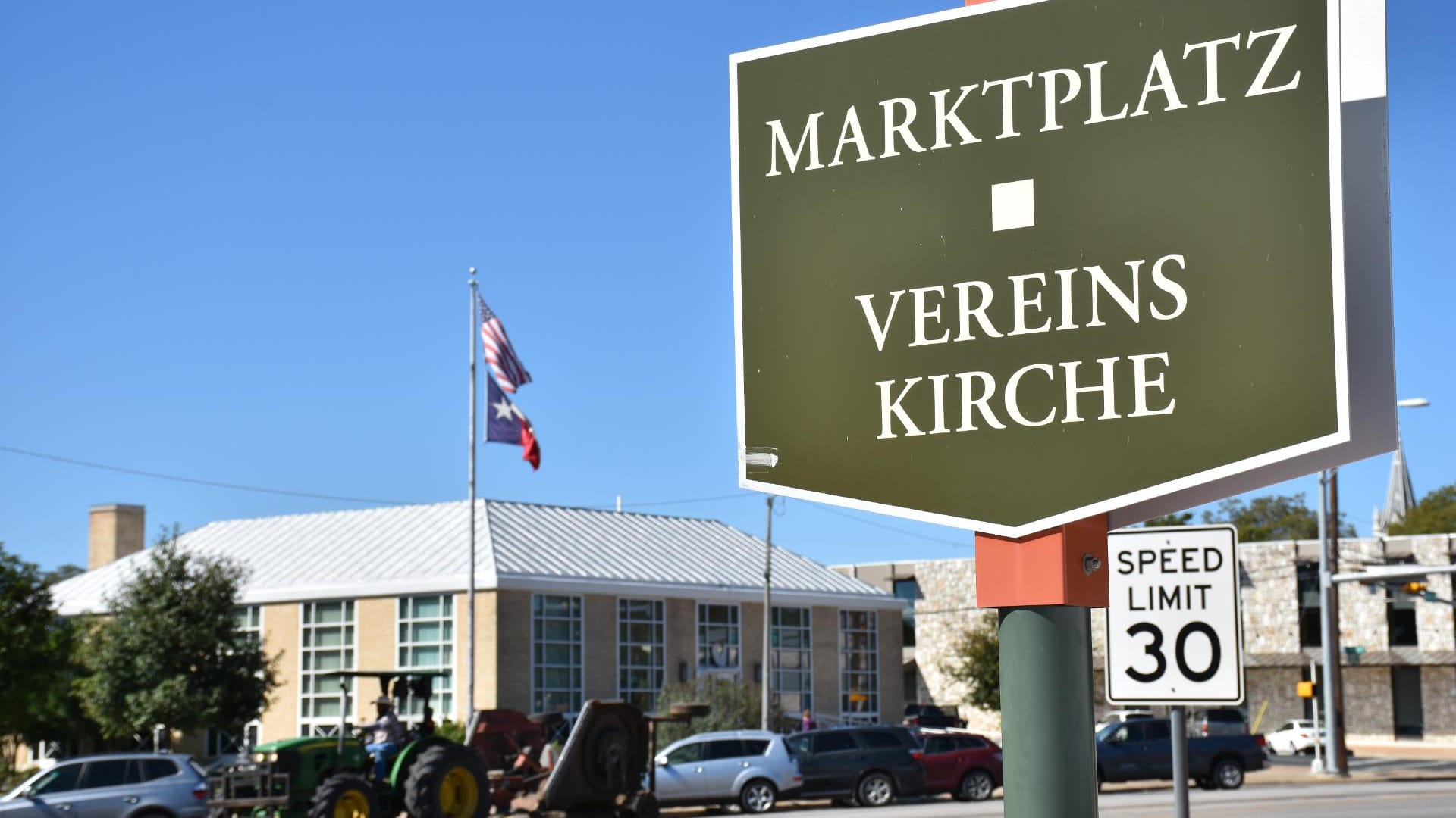 Straßenschilder, Geschäfts- und Restaurantnamen zeugen von Fredericksburgs deutschem Erbe.