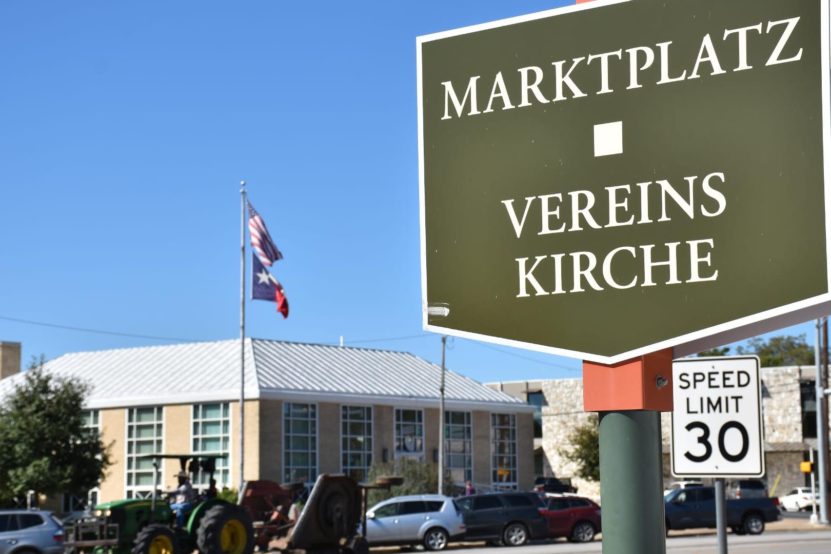 Straßenschilder, Geschäfts- und Restaurantnamen zeugen von Fredericksburgs deutschem Erbe.