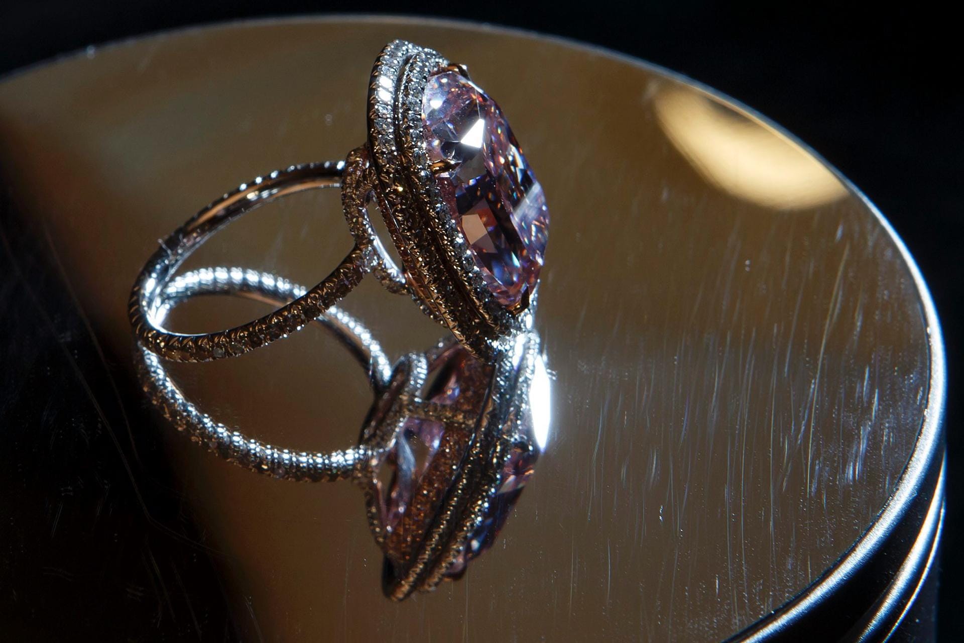 Einer der größten rosafarbenen Diamanten war Ende 2015 in Genf für den Preis von umgerechnet 26,6 Millionen Euro versteigert worden.