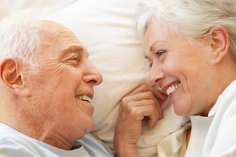 Ob mit dem lebenslangen Partner oder einer neuen Liebe: Auch Senioren kann ein zweiter Frühling vergönnt sein.
