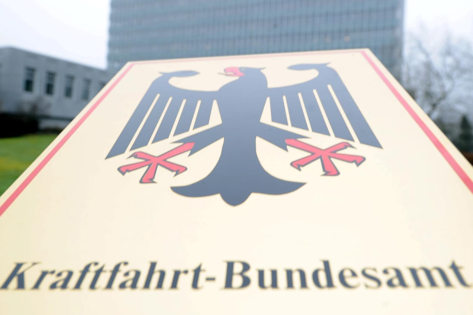 Das KBA prüft auch bei anderen Autoherstellern neben VW erhöhte Abgaswerte.