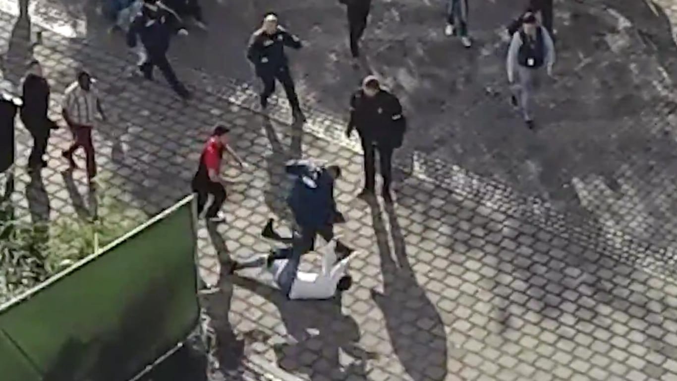 Schockierende Aufnahmen: Eine ganze Horde Sicherheitsleute verfolgt einen Asylbewerber, tritt und schlägt den jungen Mann.