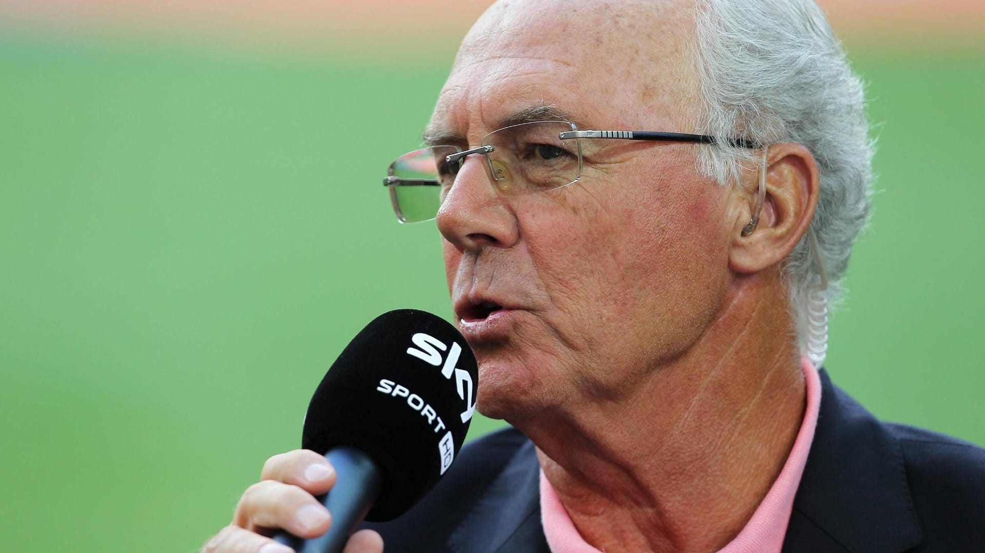 Franz Beckenbauer am Sky-Mikrofon.
