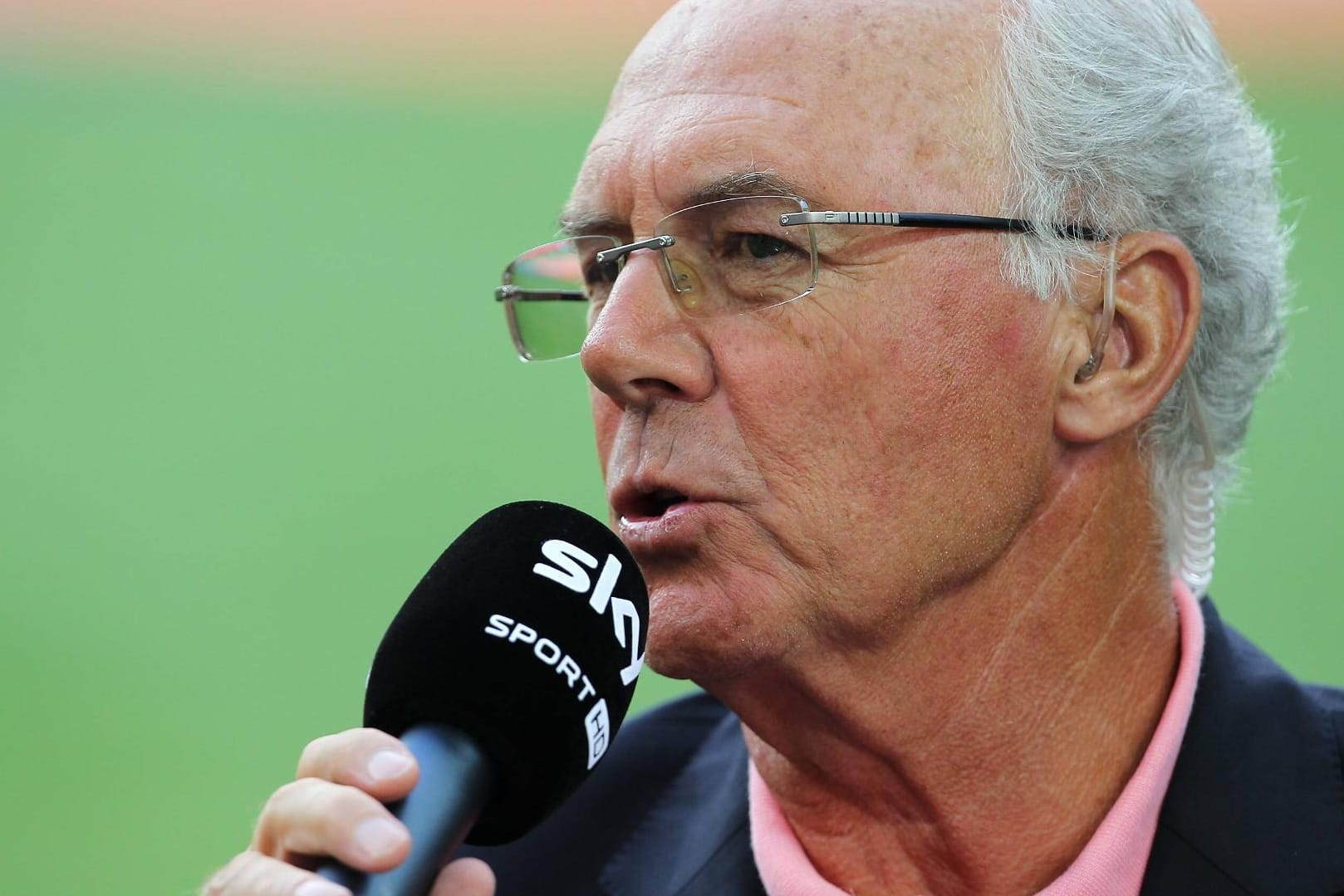 Franz Beckenbauer am Sky-Mikrofon.
