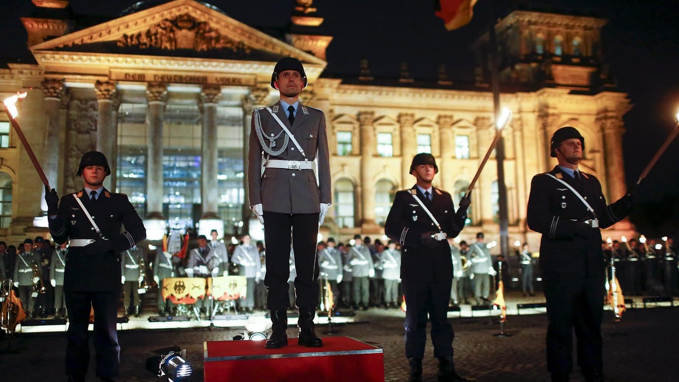 Großer Zapfenstreich vor dem Reichstag in Berlin in eigener Sache: Die Bundeswehr wird 60 Jahre alt.