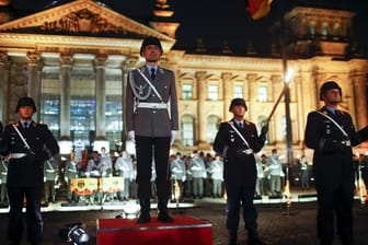 Großer Zapfenstreich vor dem Reichstag in Berlin in eigener Sache: Die Bundeswehr wird 60 Jahre alt.