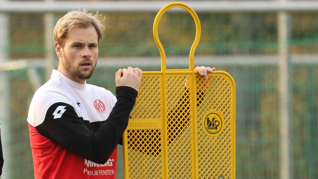 FSV-Trainer Martin Schmidt ist mit der Trainingseinstellung von Mittelfeldspieler Maximilian Beister nicht einverstanden FSV-Trainer Martin Schmidt ist mit der Trainingseinstellung von Mittelfeldspieler Maximilian Beister nicht einverstanden