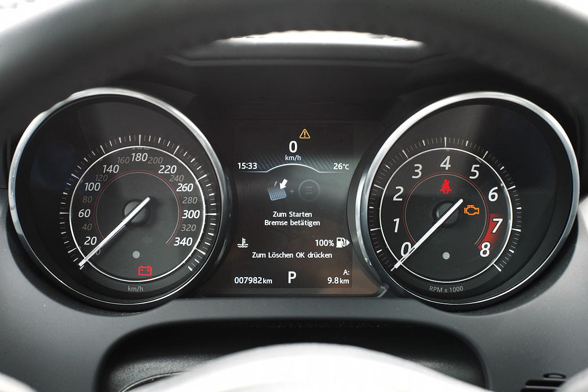 Zwischen den klassischen Rundinstrumenten informiert das Digital-Display über die wichtigsten Daten. Mit 4,1 Sekunden auf 100 km/h und elektronisch begrenzten Topspeed 300 ist der Jaguar keineswegs langsam, aber eben nicht so schnell wie der Nissan.