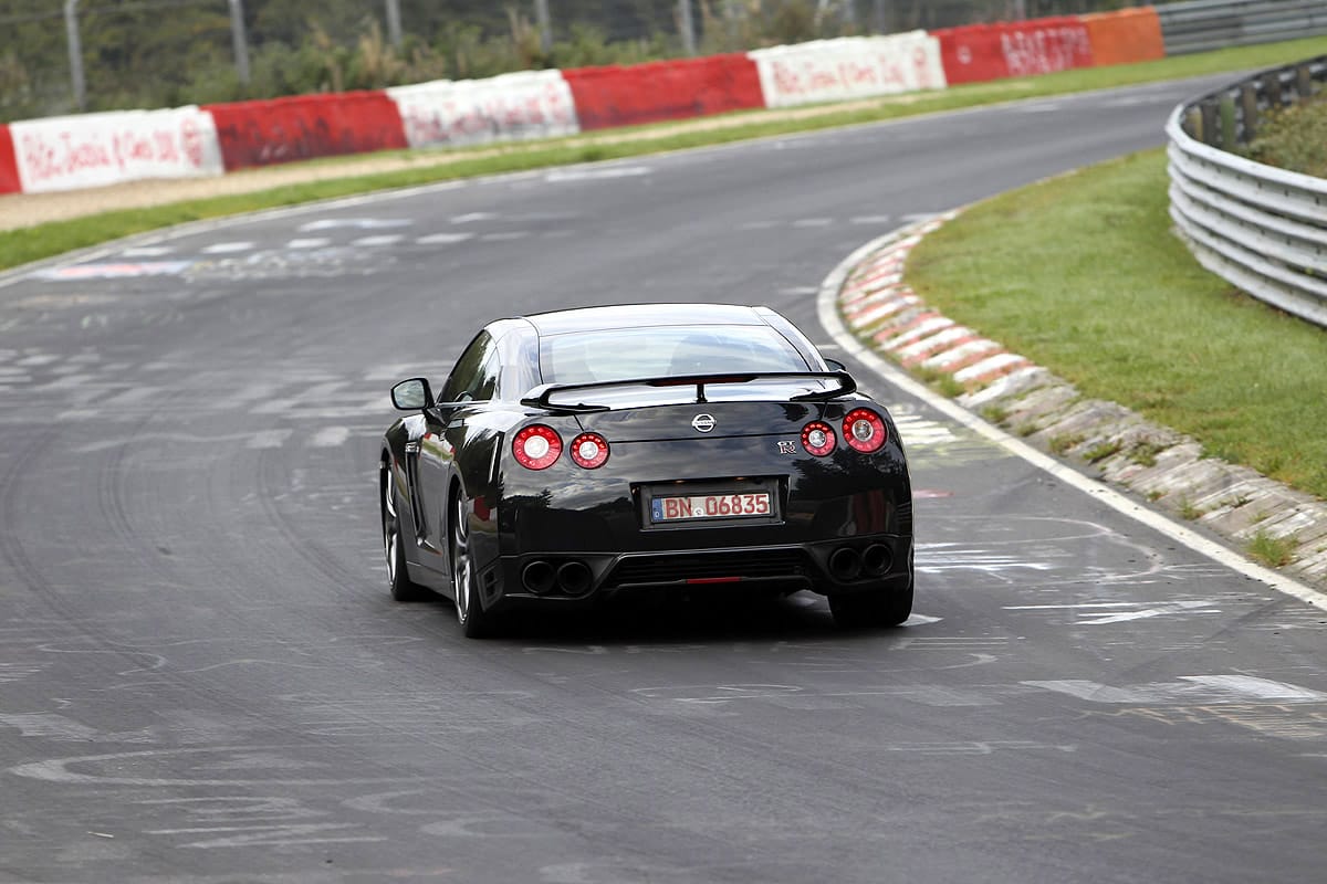 Selbst als Luxus-Variante und nicht als Track Edition oder gar als GT-R Nismo orientiert sich der Japaner eindeutig in Richtung "Tracktool". Dank seines überlegenden Handling hängt er nahezu alle Konkurrenten ab – auch den Jaguar.