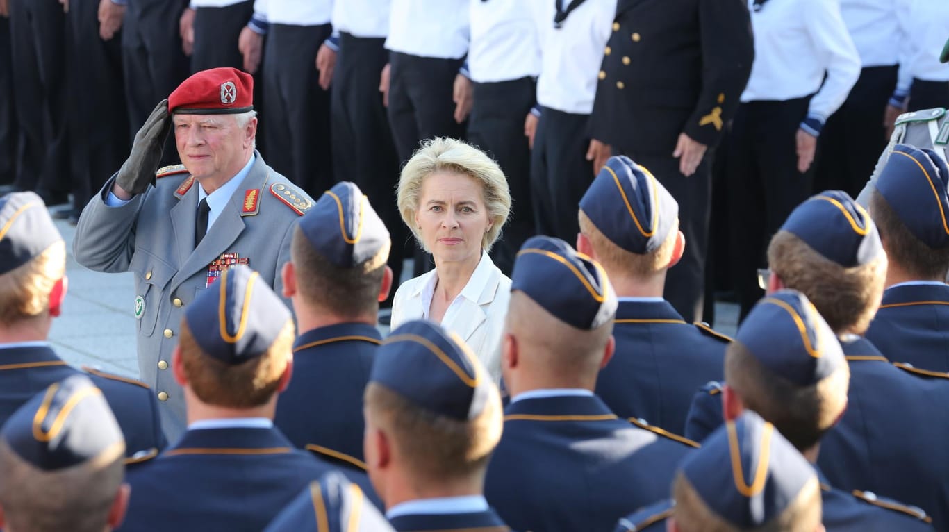 Verteidigungsministerin Ursula von der Leyen (CDU) und der Generalinspekteur der Bundeswehr, Volker Wieker.