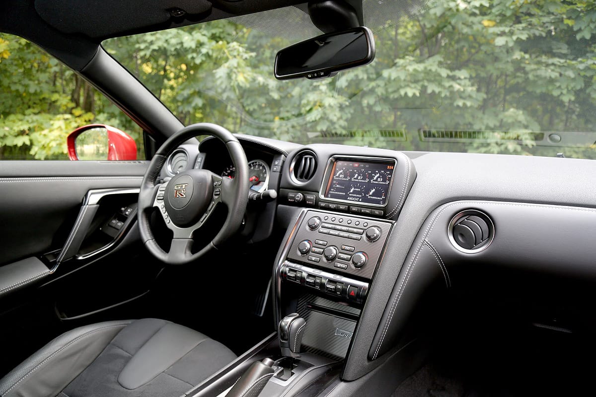 Das Nissan-Cockpit ist schlicht gestaltet und leider trifft weiches Leder teilweise auf hartes Plastik. Etwas zu groß finden wir das Lenkrad, das sich mit zwei Hebeln samt den Instrumenten verstellen lässt.