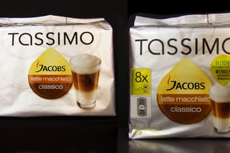 Der Packung des neuen "Latte macchiato classico" von Tassimo (rechts) hat im Vergleich zur alten nicht nur weniger Inhalt. Die Kapseln enthalten auch kein echtes Milchkonzentrat mehr.