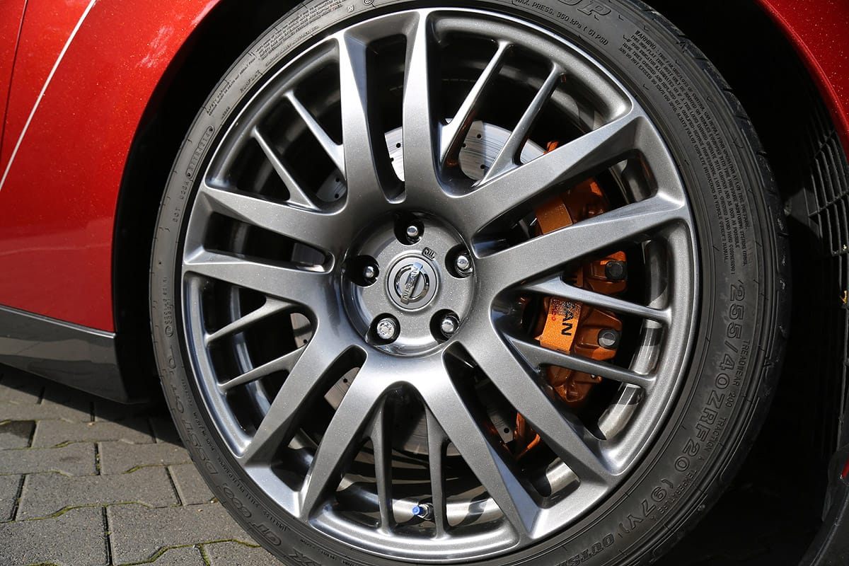 Selbst ohne teure Carbon-Keramik-Technologie beißen die Brembo-Bremsen des Nissan GT-R erbarmungslos und ausdauernd zu. Auf den alternativlosen 20-Zoll-Felgen sind Dunlop-Sportreifen mit 285er Breite hinten aufgezogen. Auf trockener Strecke garantieren sie schier unendliche Traktion.