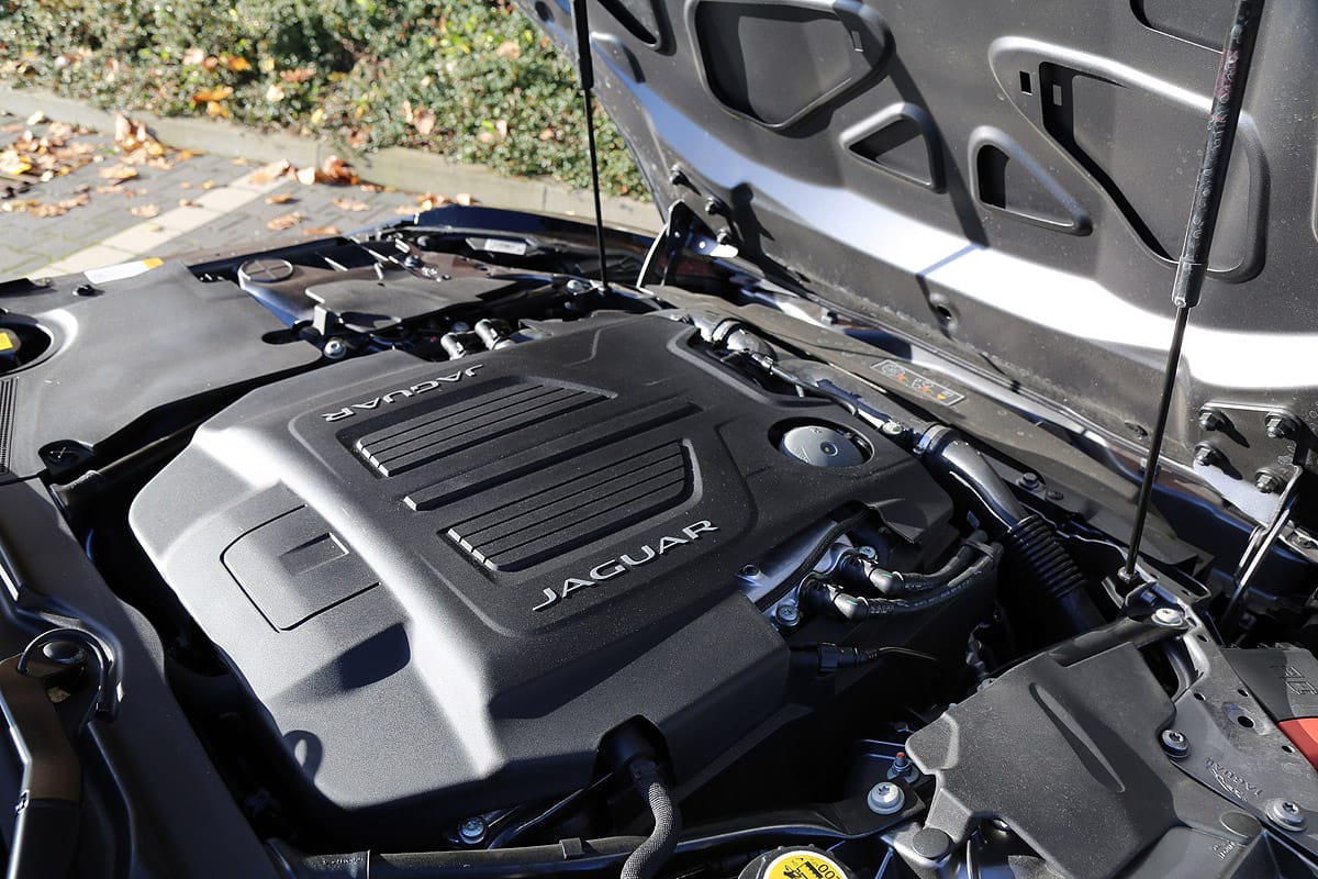 Der V8-Kompressor aus dem Jaguar mit fünf Liter Hubraum leistet ebenfalls 550 PS bei 6500 Umdrehungen und 680 Newtonmetern bei 3500 Touren. Er kommt auch in anderen Modellen von Jaguar sowie Range Rover zum Einsatz und lässt sich optional mit einer Carbon-Abdeckung optisch verschönern. Zusammen mit dem Klappenauspuff kreiert das Triebwerk ein grandioses Klangerlebnis.