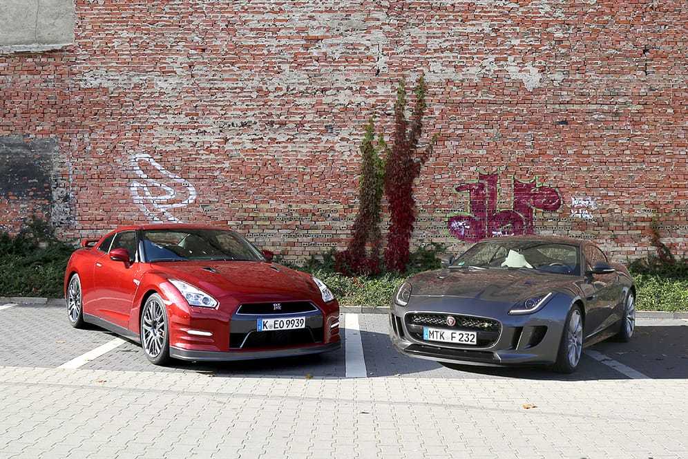 Nissan GT-R (im Bild links) vs. Jaguar F-Type R AWD