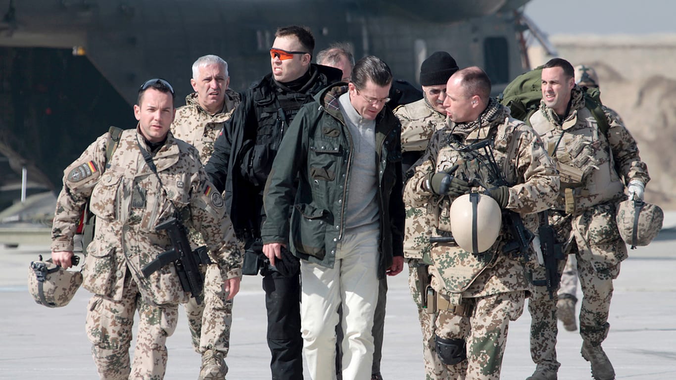 Guttenberg in Außenposten der Bundeswehr in Afghanistan