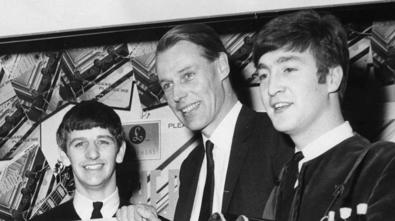 Ringo Starr, George Martin und John Lennon (v.l.n.r.).