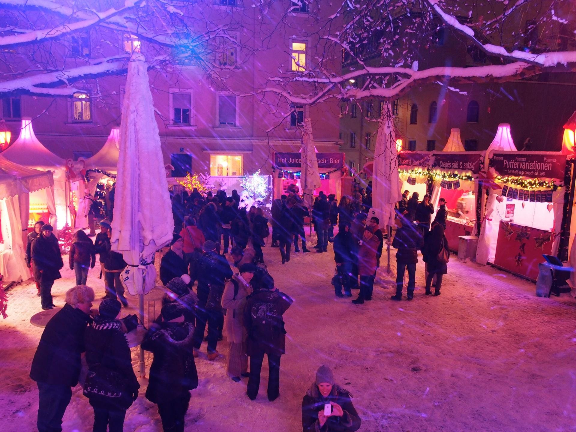Der Name ist Programm: Beim "Pink Christmas" auf dem Stephansplatz in München feiern alle, die Spaß an einem friedlichen und bunten Miteinander haben.