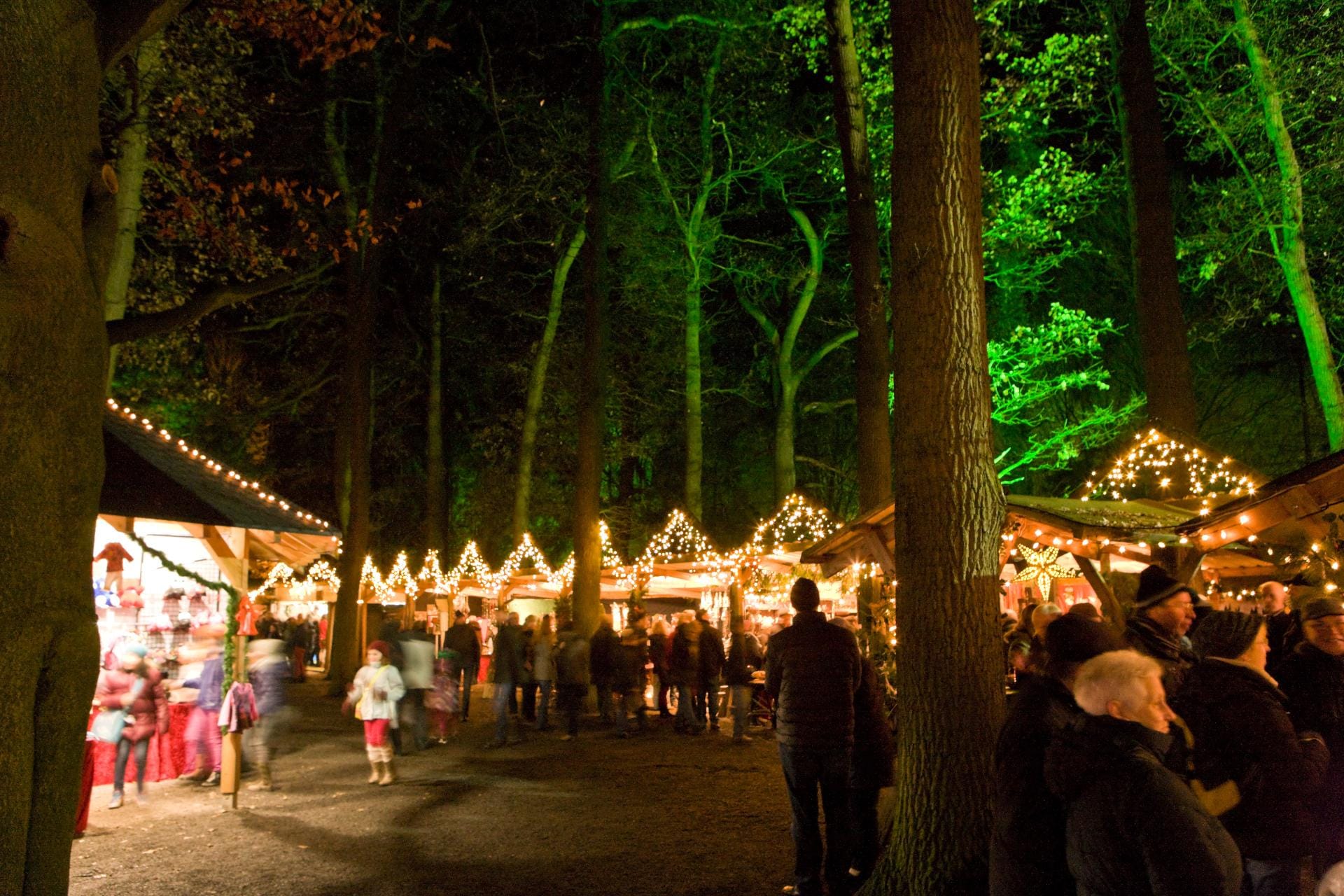 Weihnachten im Wald: Der Weihnachtsmarkt auf dem Landgut Krumme in Velen findet in romantischer Atmosphäre statt.