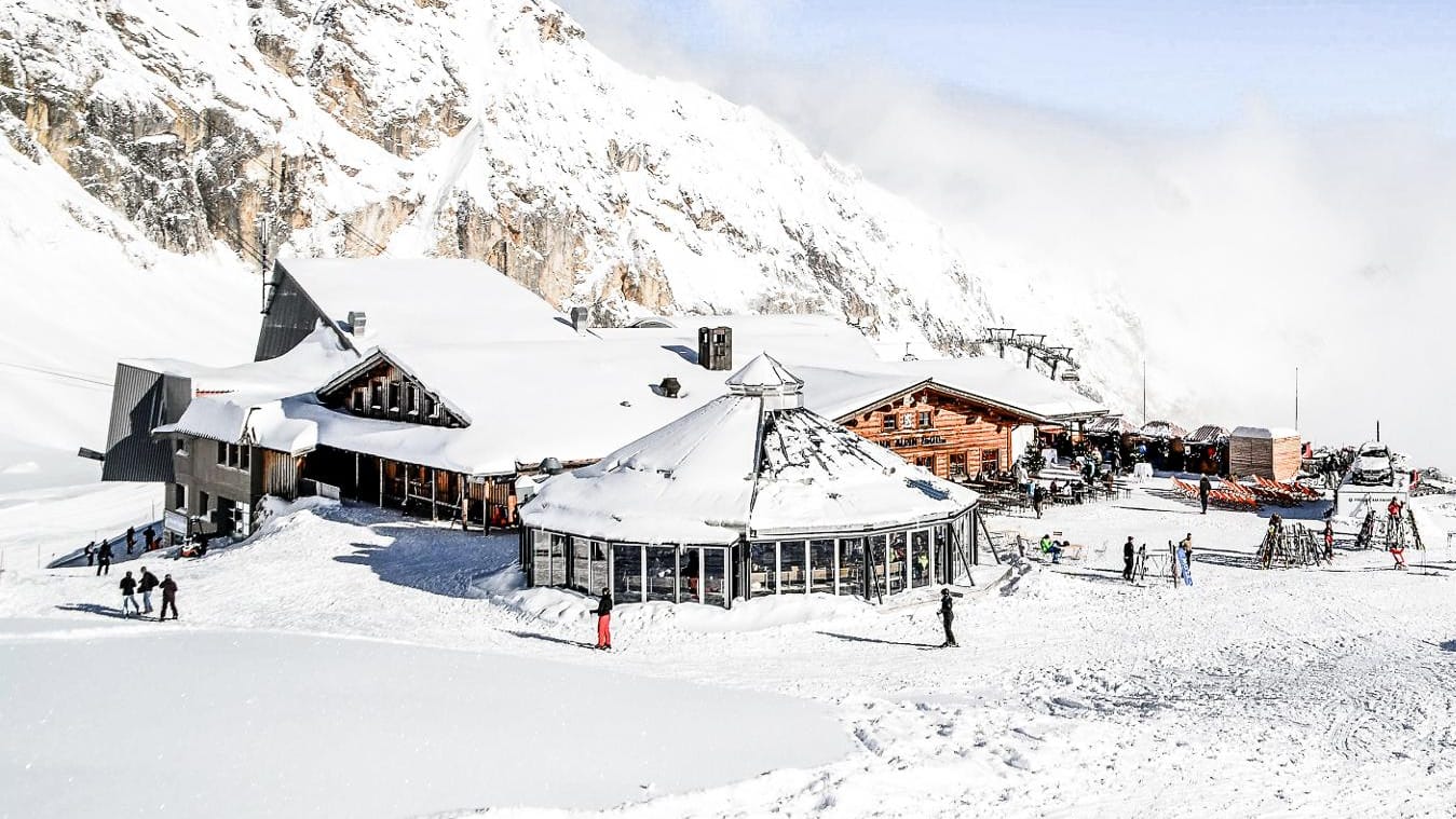 Beschaulich, winterlich und ziemlich weit oben: Vier Büdchen in atemberaubender Bergkulisse bilden Deutschlands höchstgelegenen Weihnachtsmarkt.