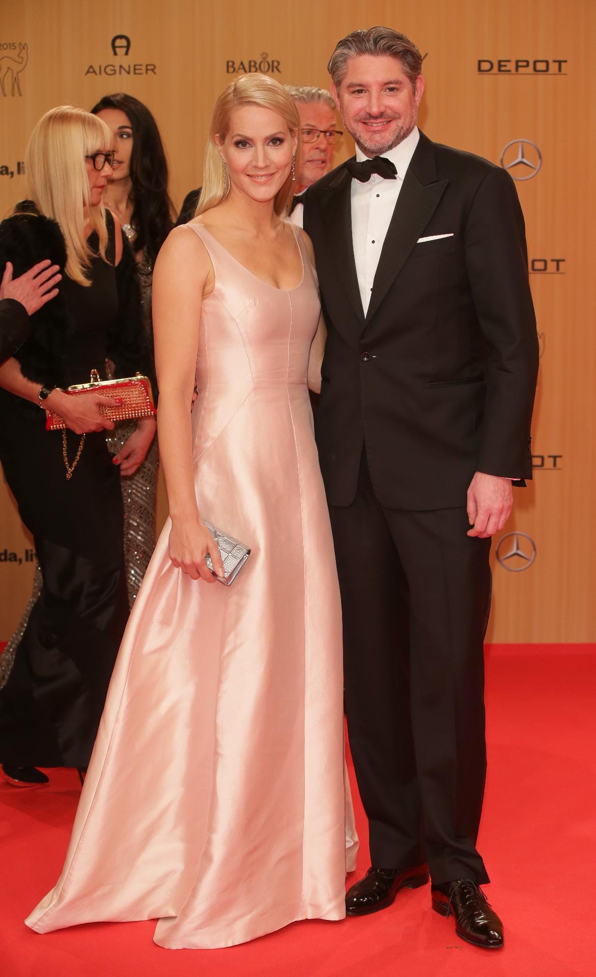 "Tagesschau"-Moderatorin Judith Rakers - hier mit Ehemann Andreas Pfaff - betonte im schlichten zartrosa Outfit ihre natürliche Schönheit.